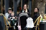 Amsterdam 23 april 2024
Xandra Brood met haar dochters Holly Brood en Lola Brood met zoontje op terras in Amsterdam zuid.