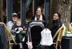 Amsterdam 23 april 2024
Xandra Brood met haar dochters Holly Brood en Lola Brood met zoontje op terras in Amsterdam zuid.