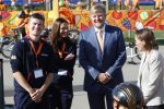 Zeewolde 17 april 2026
Koning Willem Alexander bezoekt de koningsspelen in Zeewolde . Britt Dekker presenteert het . Angel Daleman Joep Wennemars en Koning Willem Alexander