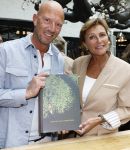 Zwolle 13 april 2026
Boekpresentatie een ode aan Jonnie Boer bij de Librije . Therese Boer en hun kinderen Jimmie Boer en Isabelle Boer waren natuurlijk aanwezig . Astrid Joosten met haar man Robbert Wigger