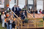 Dokkum 27 april 2026
Koningsdag is dit jaar in Dokkum . Namens de koninklijke familie zijn aanwezig : Koning Willem Alexander Koningin Maxima Prinses Amalia Prinses Alexia Prinses Ariane Prins Constantijn Prinses Laurentien Prins Maurits Prinses Marilene Prins Bernhard Prins Floris Prinses Aimee Prins Pieter Christiaan en Prinses Anita . Beveiliging