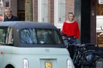 Amsterdam 25 april 2026
Daan Schuurmans en zijn vrouw Bracha v Doesburgh wonen weer in Amstewrdam zuid . Ze vervoeren zich in een fiat stadsauto.