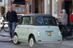 Amsterdam 25 april 2026
Daan Schuurmans en zijn vrouw Bracha v Doesburgh wonen weer in Amstewrdam zuid . Ze vervoeren zich in een fiat stadsauto.