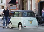 Amsterdam 25 april 2026
Daan Schuurmans en zijn vrouw Bracha v Doesburgh wonen weer in Amstewrdam zuid . Ze vervoeren zich in een fiat stadsauto.