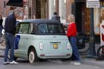 Amsterdam 25 april 2026
Daan Schuurmans en zijn vrouw Bracha v Doesburgh wonen weer in Amstewrdam zuid . Ze vervoeren zich in een fiat stadsauto.