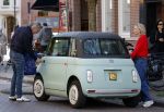 Amsterdam 25 april 2026
Daan Schuurmans en zijn vrouw Bracha v Doesburgh wonen weer in Amstewrdam zuid . Ze vervoeren zich in een fiat stadsauto.