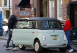 Amsterdam 25 april 2026
Daan Schuurmans en zijn vrouw Bracha v Doesburgh wonen weer in Amstewrdam zuid . Ze vervoeren zich in een fiat stadsauto.