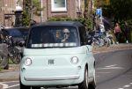Amsterdam 25 april 2026
Daan Schuurmans en zijn vrouw Bracha v Doesburgh wonen weer in Amstewrdam zuid . Ze vervoeren zich in een fiat stadsauto.