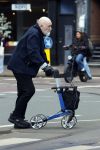 Amsterdam 28 maart 2026
Hugo Metsers met rollator op straat in Amsterdam zuid.