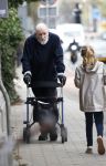 Amsterdam 28 maart 2026
Hugo Metsers met rollator op straat in Amsterdam zuid.