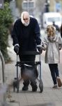 Amsterdam 28 maart 2026
Hugo Metsers met rollator op straat in Amsterdam zuid.