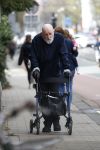 Amsterdam 28 maart 2026
Hugo Metsers met rollator op straat in Amsterdam zuid.