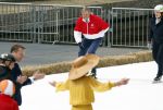 Dokkum 27 april 2026
Koningsdag is dit jaar in Dokkum . Namens de koninklijke familie zijn aanwezig : Koning Willem Alexander Koningin Maxima Prinses Amalia Prinses Alexia Prinses Ariane Prins Constantijn Prinses Laurentien Prins Maurits Prinses Marilene Prins Bernhard Prins Floris Prinses Aimee Prins Pieter Christiaan en Prinses Anita .