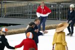 Dokkum 27 april 2026
Koningsdag is dit jaar in Dokkum . Namens de koninklijke familie zijn aanwezig : Koning Willem Alexander Koningin Maxima Prinses Amalia Prinses Alexia Prinses Ariane Prins Constantijn Prinses Laurentien Prins Maurits Prinses Marilene Prins Bernhard Prins Floris Prinses Aimee Prins Pieter Christiaan en Prinses Anita .