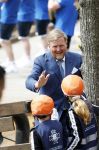 Dokkum 27 april 2026
Koningsdag is dit jaar in Dokkum . Namens de koninklijke familie zijn aanwezig : Koning Willem Alexander Koningin Maxima Prinses Amalia Prinses Alexia Prinses Ariane Prins Constantijn Prinses Laurentien Prins Maurits Prinses Marilene Prins Bernhard Prins Floris Prinses Aimee Prins Pieter Christiaan en Prinses Anita .