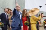 Dokkum 27 april 2026
Koningsdag is dit jaar in Dokkum . Namens de koninklijke familie zijn aanwezig : Koning Willem Alexander Koningin Maxima Prinses Amalia Prinses Alexia Prinses Ariane Prins Constantijn Prinses Laurentien Prins Maurits Prinses Marilene Prins Bernhard Prins Floris Prinses Aimee Prins Pieter Christiaan en Prinses Anita .
