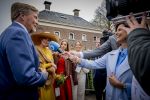Dokkum 27 april 2026
Koningsdag is dit jaar in Dokkum . Namens de koninklijke familie zijn aanwezig : Koning Willem Alexander Koningin Maxima Prinses Amalia Prinses Alexia Prinses Ariane Prins Constantijn Prinses Laurentien Prins Maurits Prinses Marilene Prins Bernhard Prins Floris Prinses Aimee Prins Pieter Christiaan en Prinses Anita . Sandra Schuurhof interviewt Koning Willem Alexander