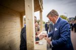 Dokkum 27 april 2026
Koningsdag is dit jaar in Dokkum . Namens de koninklijke familie zijn aanwezig : Koning Willem Alexander Koningin Maxima Prinses Amalia Prinses Alexia Prinses Ariane Prins Constantijn Prinses Laurentien Prins Maurits Prinses Marilene Prins Bernhard Prins Floris Prinses Aimee Prins Pieter Christiaan en Prinses Anita .