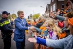 Dokkum 27 april 2026
Koningsdag is dit jaar in Dokkum . Namens de koninklijke familie zijn aanwezig : Koning Willem Alexander Koningin Maxima Prinses Amalia Prinses Alexia Prinses Ariane Prins Constantijn Prinses Laurentien Prins Maurits Prinses Marilene Prins Bernhard Prins Floris Prinses Aimee Prins Pieter Christiaan en Prinses Anita .