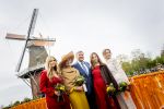 Dokkum 27 april 2026
Koningsdag is dit jaar in Dokkum . Namens de koninklijke familie zijn aanwezig : Koning Willem Alexander Koningin Maxima Prinses Amalia Prinses Alexia Prinses Ariane Prins Constantijn Prinses Laurentien Prins Maurits Prinses Marilene Prins Bernhard Prins Floris Prinses Aimee Prins Pieter Christiaan en Prinses Anita .