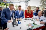 Dokkum 27 april 2026
Koningsdag is dit jaar in Dokkum . Namens de koninklijke familie zijn aanwezig : Koning Willem Alexander Koningin Maxima Prinses Amalia Prinses Alexia Prinses Ariane Prins Constantijn Prinses Laurentien Prins Maurits Prinses Marilene Prins Bernhard Prins Floris Prinses Aimee Prins Pieter Christiaan en Prinses Anita .