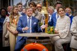 Dokkum 27 april 2026
Koningsdag is dit jaar in Dokkum . Namens de koninklijke familie zijn aanwezig : Koning Willem Alexander Koningin Maxima Prinses Amalia Prinses Alexia Prinses Ariane Prins Constantijn Prinses Laurentien Prins Maurits Prinses Marilene Prins Bernhard Prins Floris Prinses Aimee Prins Pieter Christiaan en Prinses Anita . Koning Willem Alexander en Marijke Groenewoud