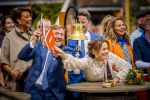 Dokkum 27 april 2026
Koningsdag is dit jaar in Dokkum . Namens de koninklijke familie zijn aanwezig : Koning Willem Alexander Koningin Maxima Prinses Amalia Prinses Alexia Prinses Ariane Prins Constantijn Prinses Laurentien Prins Maurits Prinses Marilene Prins Bernhard Prins Floris Prinses Aimee Prins Pieter Christiaan en Prinses Anita .