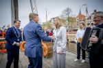 Dokkum 27 april 2026
Koningsdag is dit jaar in Dokkum . Namens de koninklijke familie zijn aanwezig : Koning Willem Alexander Koningin Maxima Prinses Amalia Prinses Alexia Prinses Ariane Prins Constantijn Prinses Laurentien Prins Maurits Prinses Marilene Prins Bernhard Prins Floris Prinses Aimee Prins Pieter Christiaan en Prinses Anita . Koning Willem Alexander en Welmoed Sijtsma