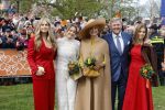 Dokkum 27 april 2026
Koningsdag is dit jaar in Dokkum . Namens de koninklijke familie zijn aanwezig : Koning Willem Alexander Koningin Maxima Prinses Amalia Prinses Alexia Prinses Ariane Prins Constantijn Prinses Laurentien Prins Maurits Prinses Marilene Prins Bernhard Prins Floris Prinses Aimee Prins Pieter Christiaan en Prinses Anita .