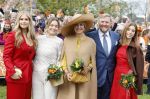 Dokkum 27 april 2026
Koningsdag is dit jaar in Dokkum . Namens de koninklijke familie zijn aanwezig : Koning Willem Alexander Koningin Maxima Prinses Amalia Prinses Alexia Prinses Ariane Prins Constantijn Prinses Laurentien Prins Maurits Prinses Marilene Prins Bernhard Prins Floris Prinses Aimee Prins Pieter Christiaan en Prinses Anita .