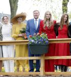 Dokkum 27 april 2026
Koningsdag is dit jaar in Dokkum . Namens de koninklijke familie zijn aanwezig : Koning Willem Alexander Koningin Maxima Prinses Amalia Prinses Alexia Prinses Ariane Prins Constantijn Prinses Laurentien Prins Maurits Prinses Marilene Prins Bernhard Prins Floris Prinses Aimee Prins Pieter Christiaan en Prinses Anita .