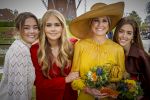 Dokkum 27 april 2026
Koningsdag is dit jaar in Dokkum . Namens de koninklijke familie zijn aanwezig : Koning Willem Alexander Koningin Maxima Prinses Amalia Prinses Alexia Prinses Ariane Prins Constantijn Prinses Laurentien Prins Maurits Prinses Marilene Prins Bernhard Prins Floris Prinses Aimee Prins Pieter Christiaan en Prinses Anita .