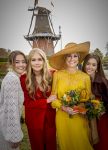 Dokkum 27 april 2026
Koningsdag is dit jaar in Dokkum . Namens de koninklijke familie zijn aanwezig : Koning Willem Alexander Koningin Maxima Prinses Amalia Prinses Alexia Prinses Ariane Prins Constantijn Prinses Laurentien Prins Maurits Prinses Marilene Prins Bernhard Prins Floris Prinses Aimee Prins Pieter Christiaan en Prinses Anita .