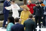 Dokkum 27 april 2026
Koningsdag is dit jaar in Dokkum . Namens de koninklijke familie zijn aanwezig : Koning Willem Alexander Koningin Maxima Prinses Amalia Prinses Alexia Prinses Ariane Prins Constantijn Prinses Laurentien Prins Maurits Prinses Marilene Prins Bernhard Prins Floris Prinses Aimee Prins Pieter Christiaan en Prinses Anita .