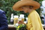 Dokkum 27 april 2026
Koningsdag is dit jaar in Dokkum . Namens de koninklijke familie zijn aanwezig : Koning Willem Alexander Koningin Maxima Prinses Amalia Prinses Alexia Prinses Ariane Prins Constantijn Prinses Laurentien Prins Maurits Prinses Marilene Prins Bernhard Prins Floris Prinses Aimee Prins Pieter Christiaan en Prinses Anita .