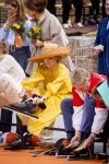 Dokkum 27 april 2026
Koningsdag is dit jaar in Dokkum . Namens de koninklijke familie zijn aanwezig : Koning Willem Alexander Koningin Maxima Prinses Amalia Prinses Alexia Prinses Ariane Prins Constantijn Prinses Laurentien Prins Maurits Prinses Marilene Prins Bernhard Prins Floris Prinses Aimee Prins Pieter Christiaan en Prinses Anita .