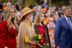 Dokkum 27 april 2026
Koningsdag is dit jaar in Dokkum . Namens de koninklijke familie zijn aanwezig : Koning Willem Alexander Koningin Maxima Prinses Amalia Prinses Alexia Prinses Ariane Prins Constantijn Prinses Laurentien Prins Maurits Prinses Marilene Prins Bernhard Prins Floris Prinses Aimee Prins Pieter Christiaan en Prinses Anita .