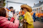 Dokkum 27 april 2026
Koningsdag is dit jaar in Dokkum . Namens de koninklijke familie zijn aanwezig : Koning Willem Alexander Koningin Maxima Prinses Amalia Prinses Alexia Prinses Ariane Prins Constantijn Prinses Laurentien Prins Maurits Prinses Marilene Prins Bernhard Prins Floris Prinses Aimee Prins Pieter Christiaan en Prinses Anita .