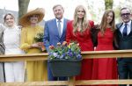 Dokkum 27 april 2026
Koningsdag is dit jaar in Dokkum . Namens de koninklijke familie zijn aanwezig : Koning Willem Alexander Koningin Maxima Prinses Amalia Prinses Alexia Prinses Ariane Prins Constantijn Prinses Laurentien Prins Maurits Prinses Marilene Prins Bernhard Prins Floris Prinses Aimee Prins Pieter Christiaan en Prinses Anita .
