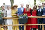Dokkum 27 april 2026
Koningsdag is dit jaar in Dokkum . Namens de koninklijke familie zijn aanwezig : Koning Willem Alexander Koningin Maxima Prinses Amalia Prinses Alexia Prinses Ariane Prins Constantijn Prinses Laurentien Prins Maurits Prinses Marilene Prins Bernhard Prins Floris Prinses Aimee Prins Pieter Christiaan en Prinses Anita .