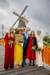 Dokkum 27 april 2026
Koningsdag is dit jaar in Dokkum . Namens de koninklijke familie zijn aanwezig : Koning Willem Alexander Koningin Maxima Prinses Amalia Prinses Alexia Prinses Ariane Prins Constantijn Prinses Laurentien Prins Maurits Prinses Marilene Prins Bernhard Prins Floris Prinses Aimee Prins Pieter Christiaan en Prinses Anita .
