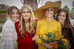 Dokkum 27 april 2026
Koningsdag is dit jaar in Dokkum . Namens de koninklijke familie zijn aanwezig : Koning Willem Alexander Koningin Maxima Prinses Amalia Prinses Alexia Prinses Ariane Prins Constantijn Prinses Laurentien Prins Maurits Prinses Marilene Prins Bernhard Prins Floris Prinses Aimee Prins Pieter Christiaan en Prinses Anita .