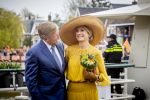 Dokkum 27 april 2026
Koningsdag is dit jaar in Dokkum . Namens de koninklijke familie zijn aanwezig : Koning Willem Alexander Koningin Maxima Prinses Amalia Prinses Alexia Prinses Ariane Prins Constantijn Prinses Laurentien Prins Maurits Prinses Marilene Prins Bernhard Prins Floris Prinses Aimee Prins Pieter Christiaan en Prinses Anita .