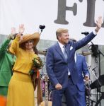 Dokkum 27 april 2026
Koningsdag is dit jaar in Dokkum . Namens de koninklijke familie zijn aanwezig : Koning Willem Alexander Koningin Maxima Prinses Amalia Prinses Alexia Prinses Ariane Prins Constantijn Prinses Laurentien Prins Maurits Prinses Marilene Prins Bernhard Prins Floris Prinses Aimee Prins Pieter Christiaan en Prinses Anita .