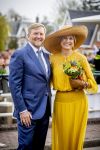 Dokkum 27 april 2026
Koningsdag is dit jaar in Dokkum . Namens de koninklijke familie zijn aanwezig : Koning Willem Alexander Koningin Maxima Prinses Amalia Prinses Alexia Prinses Ariane Prins Constantijn Prinses Laurentien Prins Maurits Prinses Marilene Prins Bernhard Prins Floris Prinses Aimee Prins Pieter Christiaan en Prinses Anita .