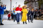 Dokkum 27 april 2026
Koningsdag is dit jaar in Dokkum . Namens de koninklijke familie zijn aanwezig : Koning Willem Alexander Koningin Maxima Prinses Amalia Prinses Alexia Prinses Ariane Prins Constantijn Prinses Laurentien Prins Maurits Prinses Marilene Prins Bernhard Prins Floris Prinses Aimee Prins Pieter Christiaan en Prinses Anita .