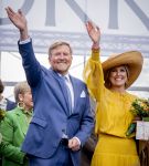 Dokkum 27 april 2026
Koningsdag is dit jaar in Dokkum . Namens de koninklijke familie zijn aanwezig : Koning Willem Alexander Koningin Maxima Prinses Amalia Prinses Alexia Prinses Ariane Prins Constantijn Prinses Laurentien Prins Maurits Prinses Marilene Prins Bernhard Prins Floris Prinses Aimee Prins Pieter Christiaan en Prinses Anita .