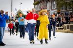 Dokkum 27 april 2026
Koningsdag is dit jaar in Dokkum . Namens de koninklijke familie zijn aanwezig : Koning Willem Alexander Koningin Maxima Prinses Amalia Prinses Alexia Prinses Ariane Prins Constantijn Prinses Laurentien Prins Maurits Prinses Marilene Prins Bernhard Prins Floris Prinses Aimee Prins Pieter Christiaan en Prinses Anita .