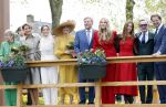 Dokkum 27 april 2026
Koningsdag is dit jaar in Dokkum . Namens de koninklijke familie zijn aanwezig : Koning Willem Alexander Koningin Maxima Prinses Amalia Prinses Alexia Prinses Ariane Prins Constantijn Prinses Laurentien Prins Maurits Prinses Marilene Prins Bernhard Prins Floris Prinses Aimee Prins Pieter Christiaan en Prinses Anita .