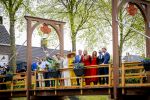 Dokkum 27 april 2026
Koningsdag is dit jaar in Dokkum . Namens de koninklijke familie zijn aanwezig : Koning Willem Alexander Koningin Maxima Prinses Amalia Prinses Alexia Prinses Ariane Prins Constantijn Prinses Laurentien Prins Maurits Prinses Marilene Prins Bernhard Prins Floris Prinses Aimee Prins Pieter Christiaan en Prinses Anita .